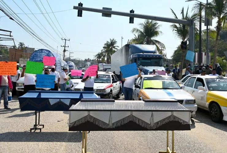 Bloqueo carretera Acapulco con ataúdes.jpg