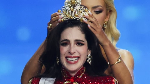 momento en el que le colocan la corona de miss universo 2025 a f&aacute;tima bosch