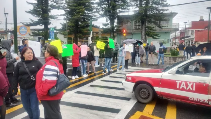 Docentes de la UPAV cerraron calles en Orizaba en demanda de pagos atrasados