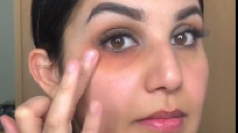 Los correctores naranjas contrarrestan los colores oscuros de las ojeras