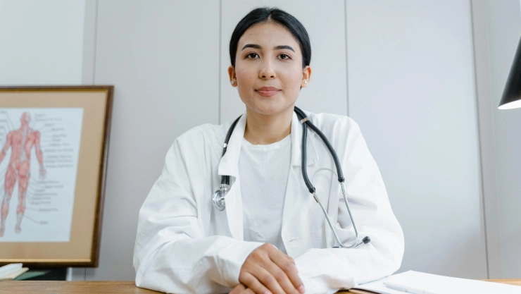 ¡Atención médicos y enfermeras! El Salvador lanza convocatoria para trabajar en diversas especialidades