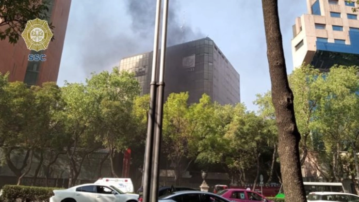 Se registra un incendio en un edificio en Paseo de la Reforma