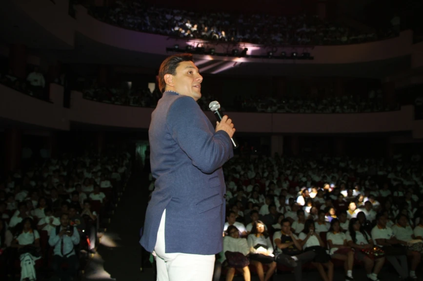 Esteban Macias durante su ponencia