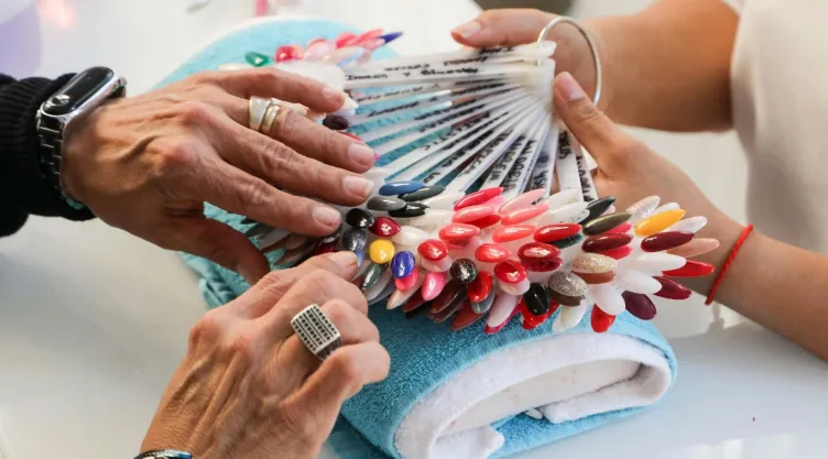 Arruina tu look y envejece tus manos: este es el tono de uñas que jamás deberías usar en este 2026.