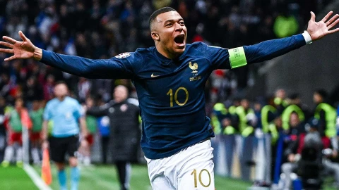 Kylian Mbappé celebra un gol con Francia