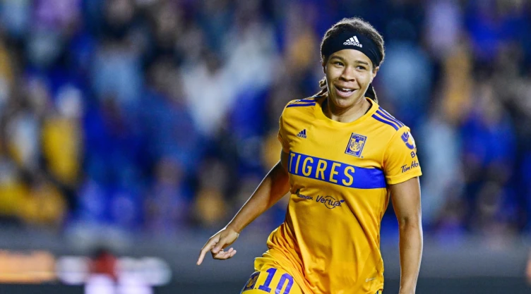 Mia Fishel, la goleadora número 1 del mundo