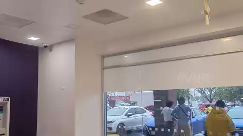 Lluvias provocan desprendimiento de techo de una sucursal bancaria en la Canek