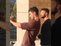 Ricky Martin y su pareja tomando foto.jpg