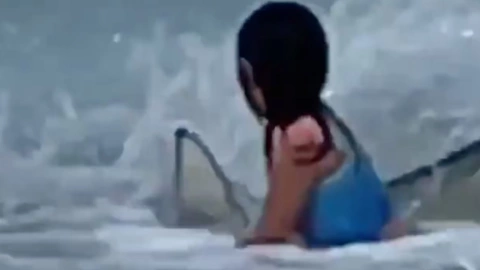 VIDEO_ ¡A centímetros de la tragedia! Niña escapa de tiburón en Hawái.jpg