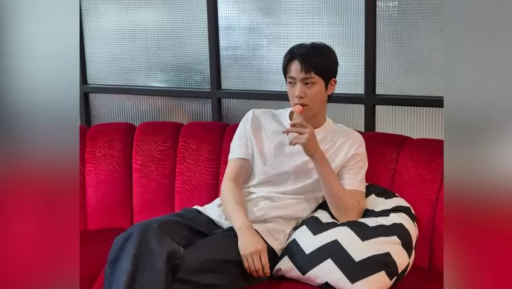 Tras completar su servicio militar obligatorio en junio de 2024, Jin retomó sus actividades artísticas. 
Crédito: @jin