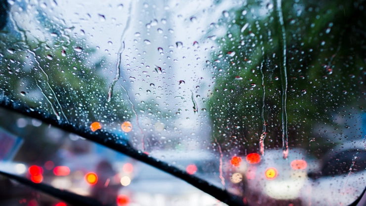 Lluvia cae en el vidrio de un auto