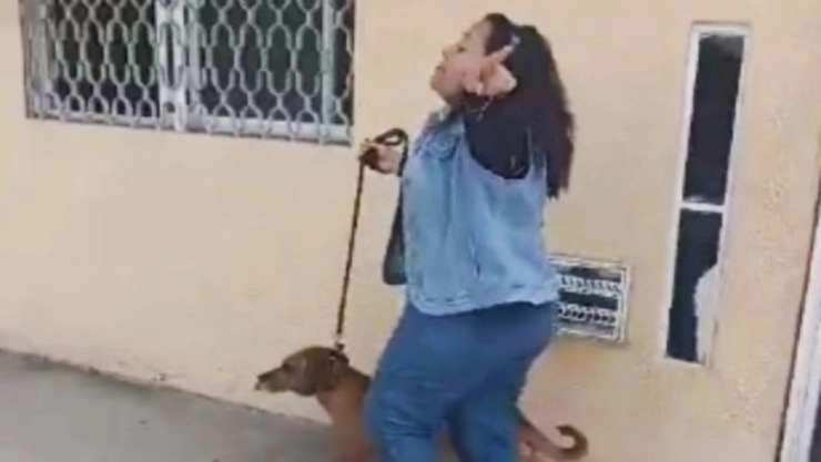 VIDEO: Mujer rechaza recoger excremento de su perro y grita que la quieren violar