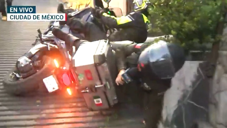 reportera-cae-en-vivo-circulaba-la-calle-más-peligrosa-de-cdmx-video