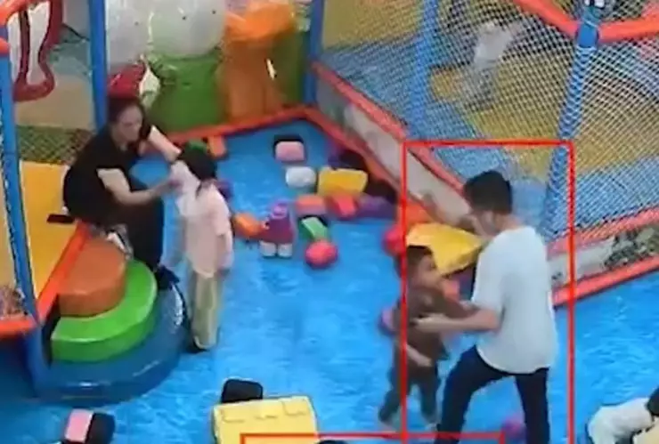 Papá golpea y empuja a un niño en un parque infantil de china