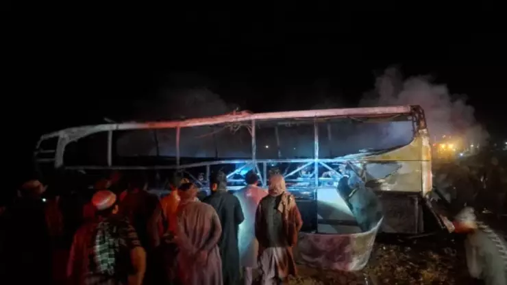 Afganistán: Mueren 76 personas tras choque de autobús contra un camión cisterna 