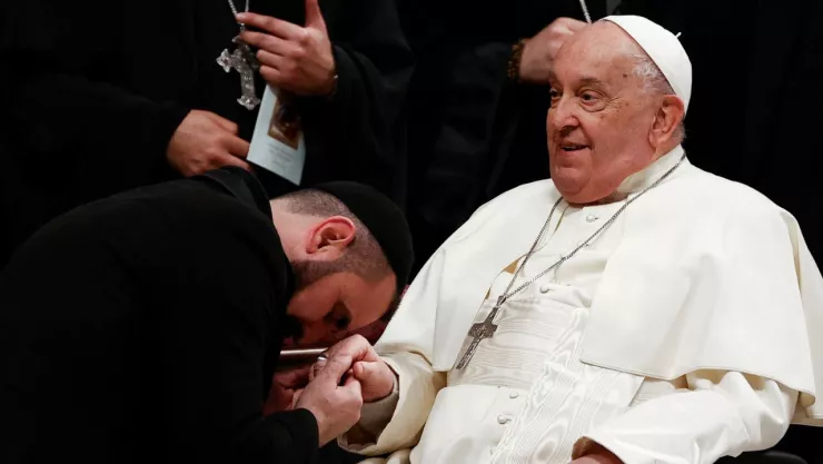 Papa Francisco afronta situación clínica compleja y cambia su tratamiento, según el Vaticano