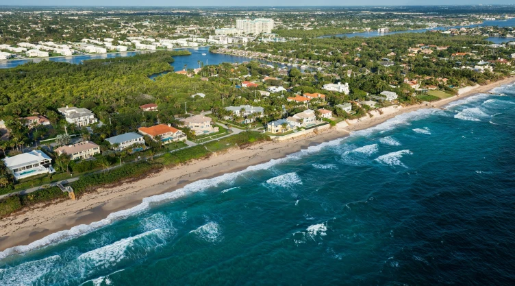 una vista de casas costosas en una playa de Florida.