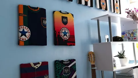 7 ideas para reciclar ropa vieja que ya no uses y transformarla en decoración de pared para tu casa