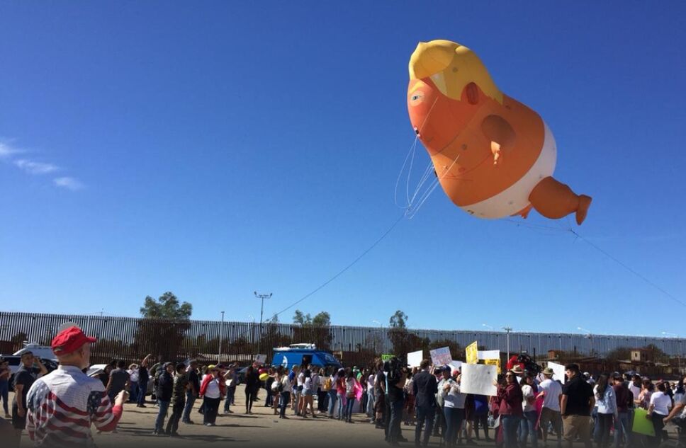 Trump se aparece en forma de bebé inflado en la frontera con México