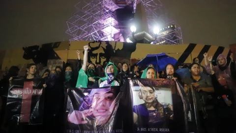 Ni la lluvia detiene a las manifestaciones