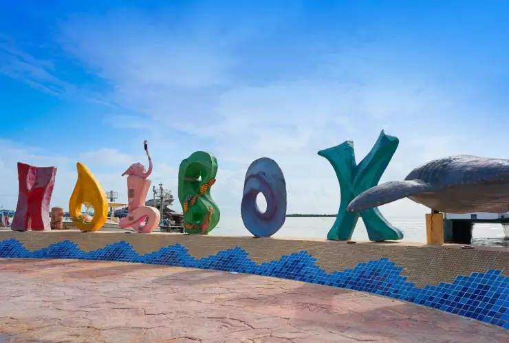 Holbox en Quintana Roo ofrece arenas blancas, mar cristalino y tranquilidad, con mínima presencia de algas.