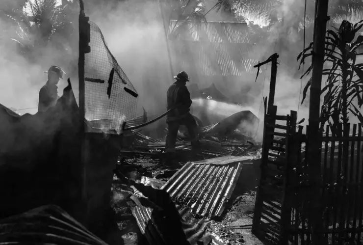 VIDEOS: Fuerte incendio deja severos daños en locales de mercado López Rayón de Apatzingán