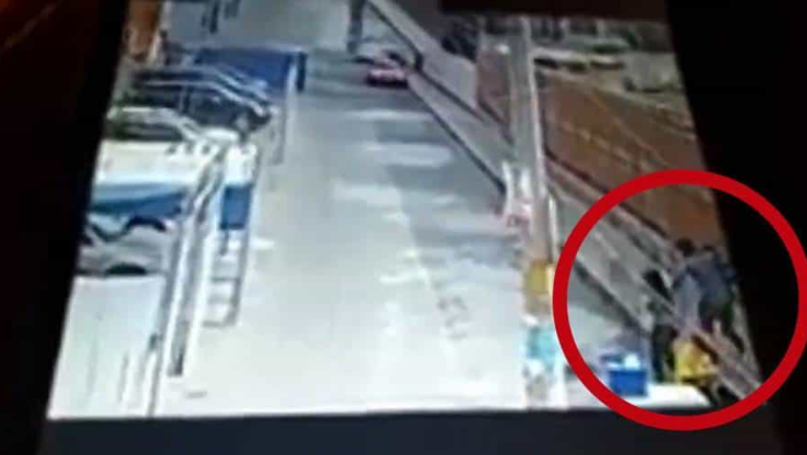 Arrebatan a niña de los brazos de su madre