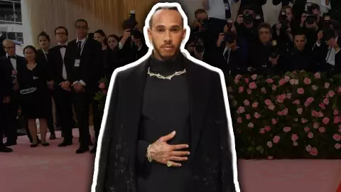 Met Gala_ 3 de los outfits más icónicos de Lewis Hamilton, piloto de la Fórmula 1.jpg