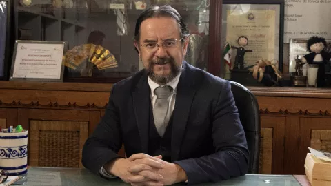 Gerardo Urbán transforma la figura del director de orquesta con conciertos que conectan al público y rompen moldes clásicos.