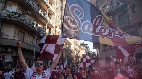 Afición de Salerno celebra ascenso a la Serie A