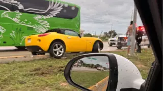 ¡Accidente en Boulevard Colosio genera tráfico lento! Auto de lujo pierde el control