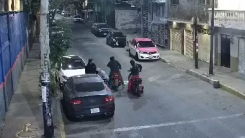 Captan a banda robando faros de un Mercedes; descubren bodega repleta en CDMX