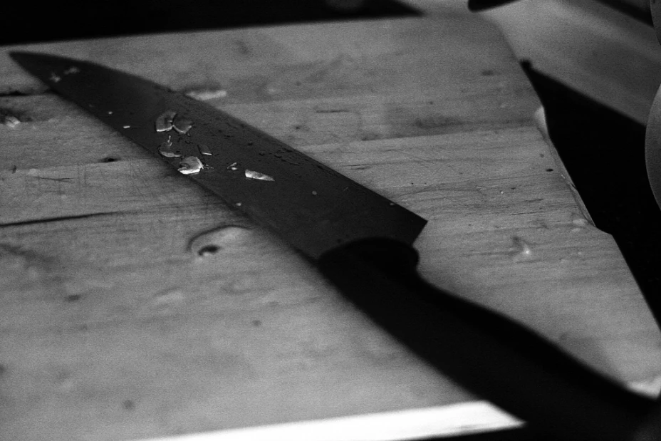 Los policías detuvieron al sujeto y le aseguró un cuchillo de aproximadamente 8 pulgadas de hoja afilada.