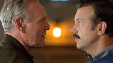 Anthony Head y Jason Sudeikis en Ted Lasso