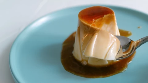 Flan: Truco para cocinarlo y quede cremoso y sin agujeritos adentro