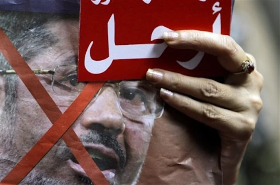 El presidente egipcio Mohammed Morsi, dice que no se va, al tiempo que se manifiestan en su contra