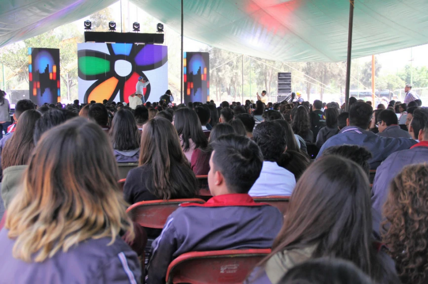 Los jóvenes se concentraron en cada ponencia para recibir el mensaje