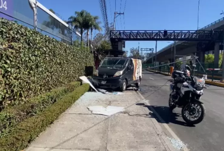 Automovilista tira un poste en Periférico Sur, CDMX, y colapa el tráfico