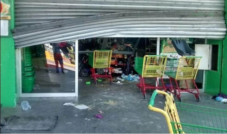 Los encapuchados registraron distintos destrozos mientras tomaban mercancía