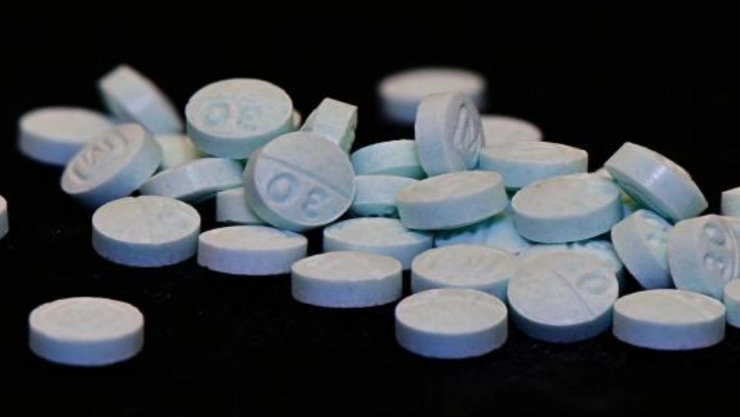 El fentanilo farmacéutico es recetado por los médicos en casos muy puntuales; no obstante, más de 150 personas mueren cada día por sobredosis relacionadas con opioides sintéticos
