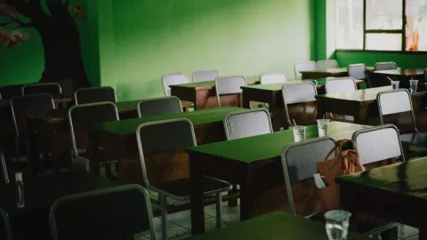 Hombre entra a una escuela y toma fotografías de niños en Iztacalco, CDMX