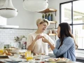 Busca a sus amistades que casi siempre lo o la incitan a la diversión desenfrenada como mejor solución. (Créditos: Morsa Images/Getty Images)
