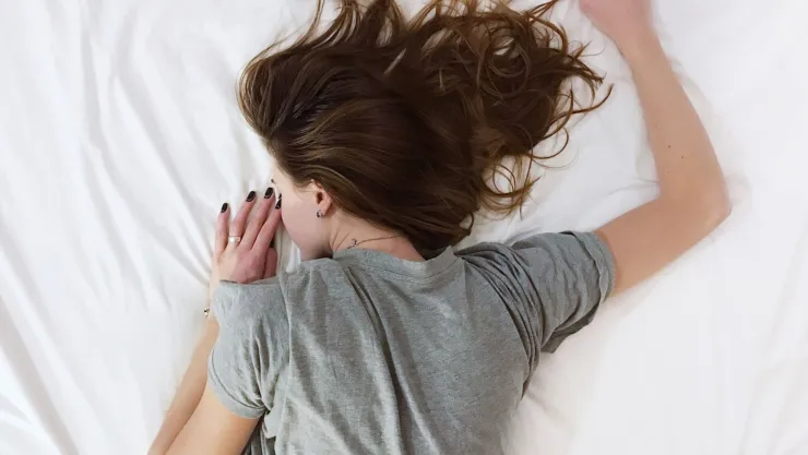 ¿Qué significa dormir con las piernas cruzadas?