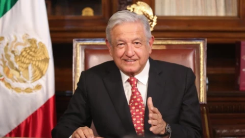 AMLO se une a Threads y pide Mark Zuckerberg evitar el uso de bots.