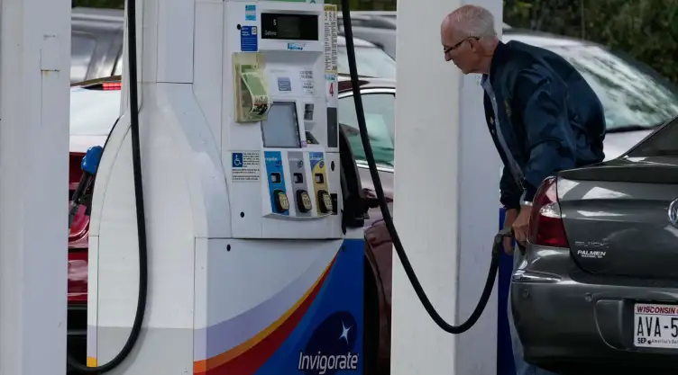 Un cliente carga gasolina en Racine, Wisconsin.