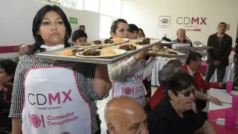 Proponen que madres solteras y sus hijos no paguen en comedores comunitarios en CDMX