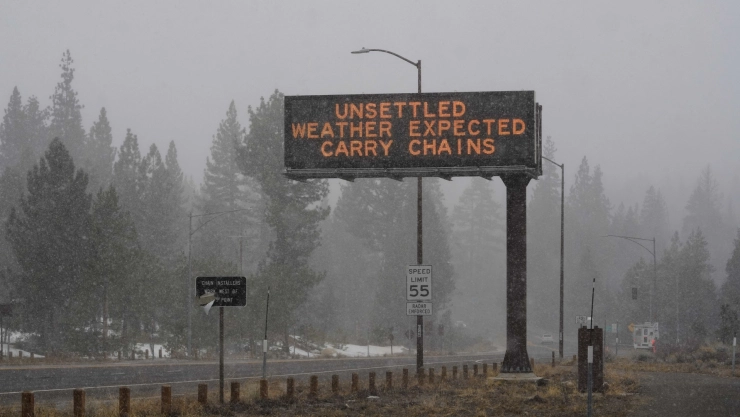Letrero que indica precaución en la carretera por clima severo