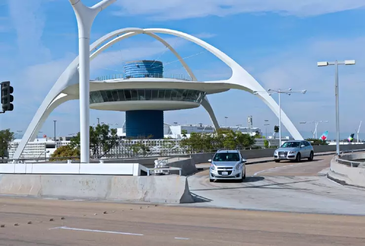 Theme Building se ubica en las afueras del aeropuerto de Los Ángeles