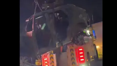 Vehículo cae de puente y se calcina en el Periférico Ecológico de Puebla