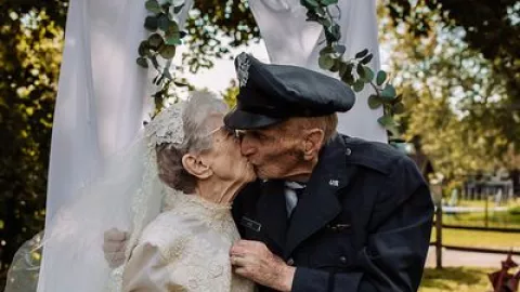 Abuelitos recrean su boda a 77 años de matrimonio